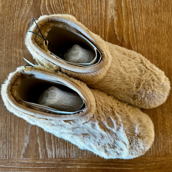 NWT tan AJC Slater faux fur short boots, marked 8 but fit an 8.5 - Picture 3 of 10